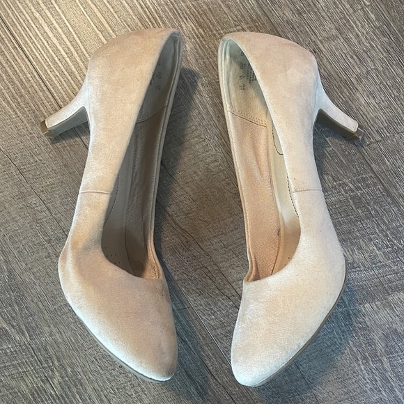 Life Stride suede feel cream heels size 8W - Picture 2 of 6